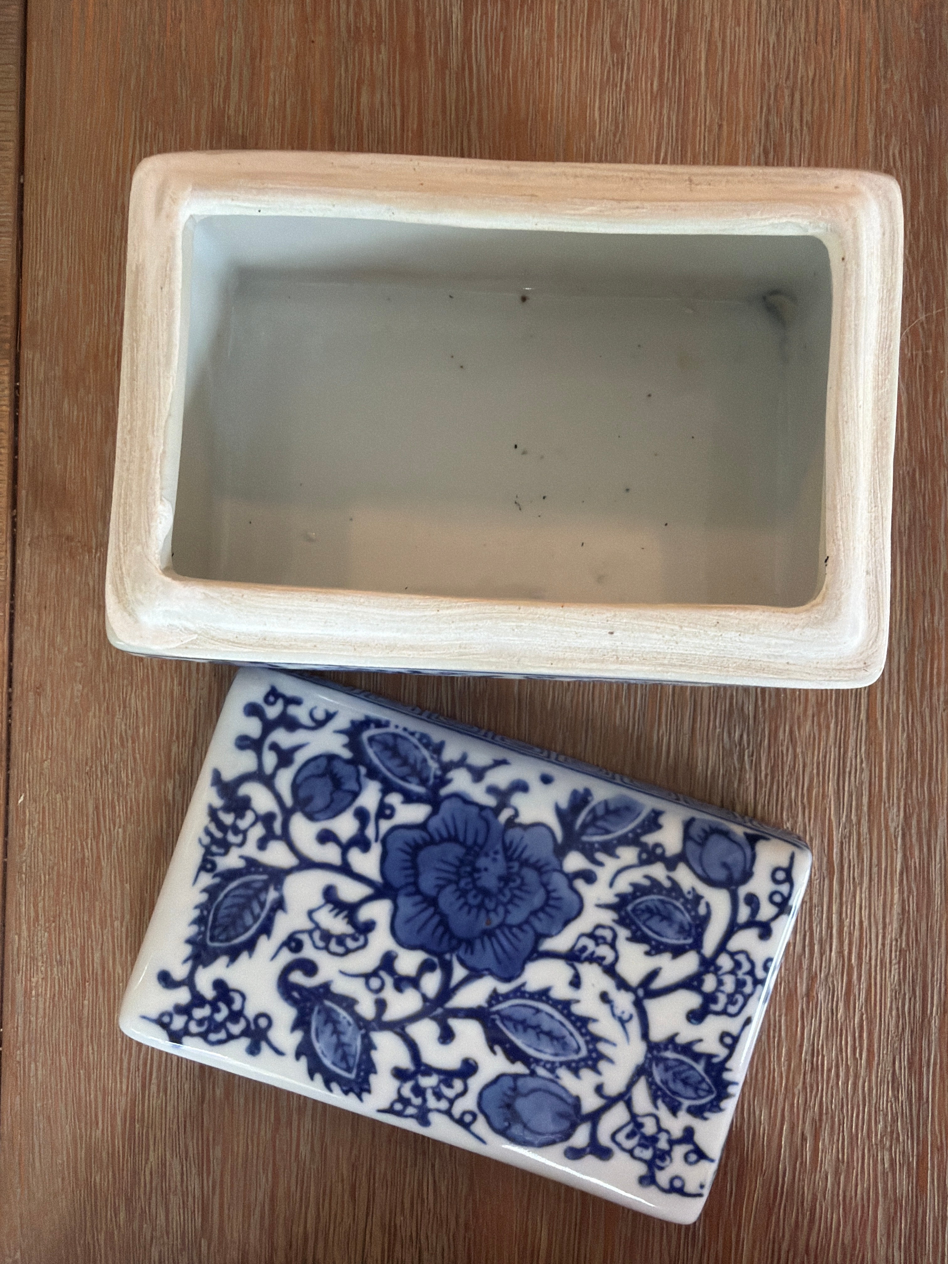 Vintage blue and white Chinoiserie porcelain decorative box with lid