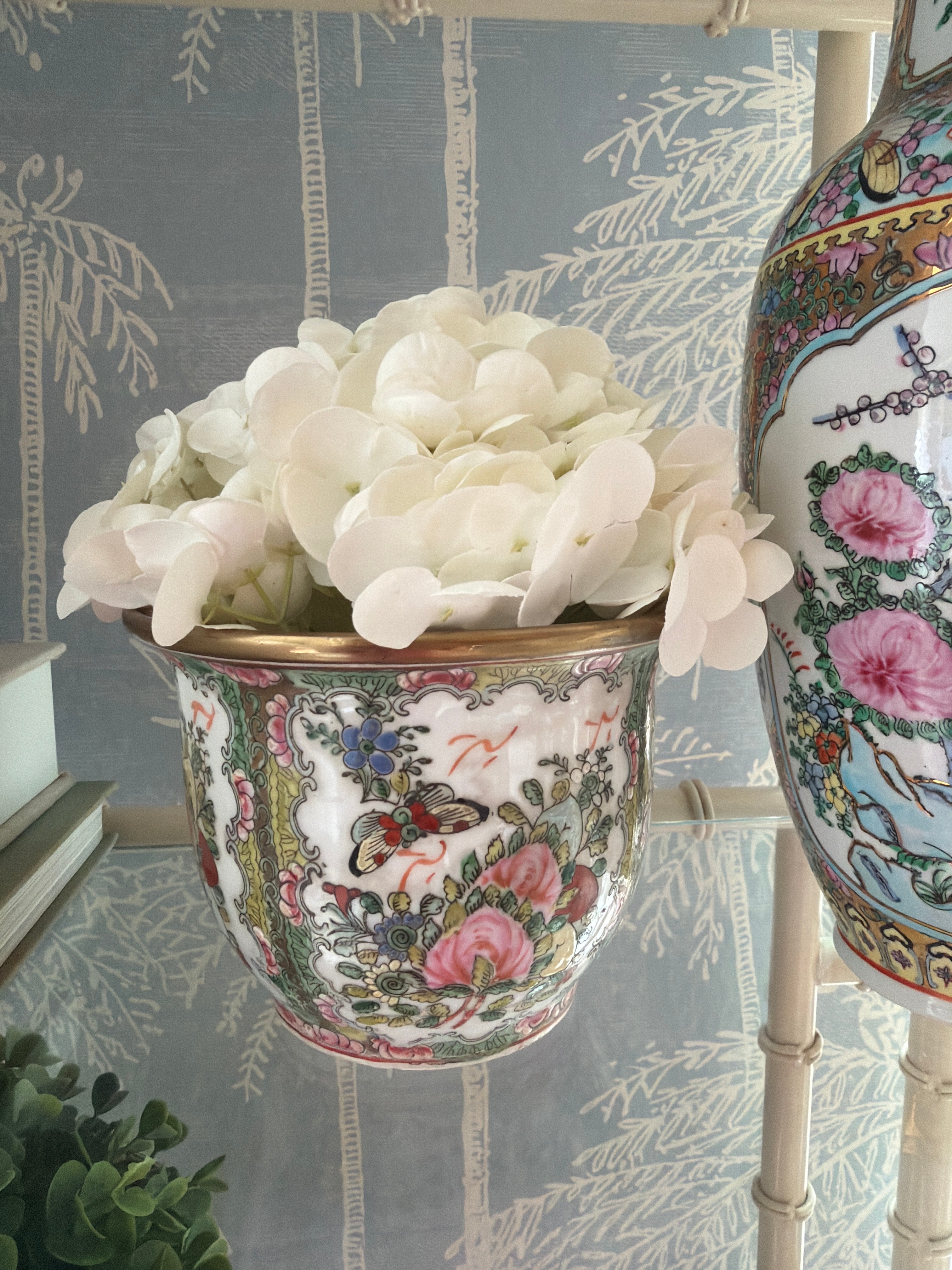 Vintage porcelain planter with hand-painted Rose Medallion motifs
