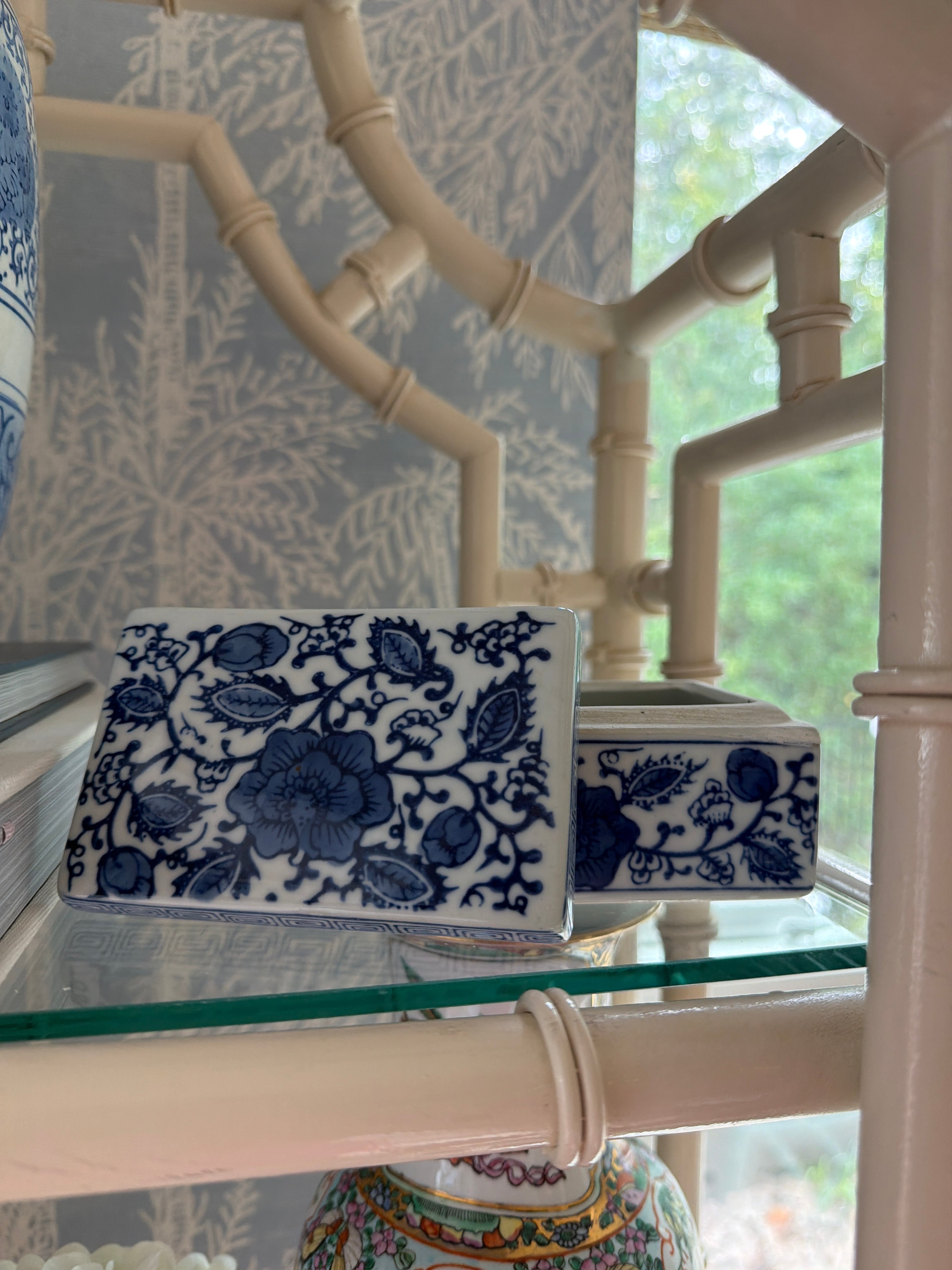 Vintage blue and white Chinoiserie porcelain decorative box with lid